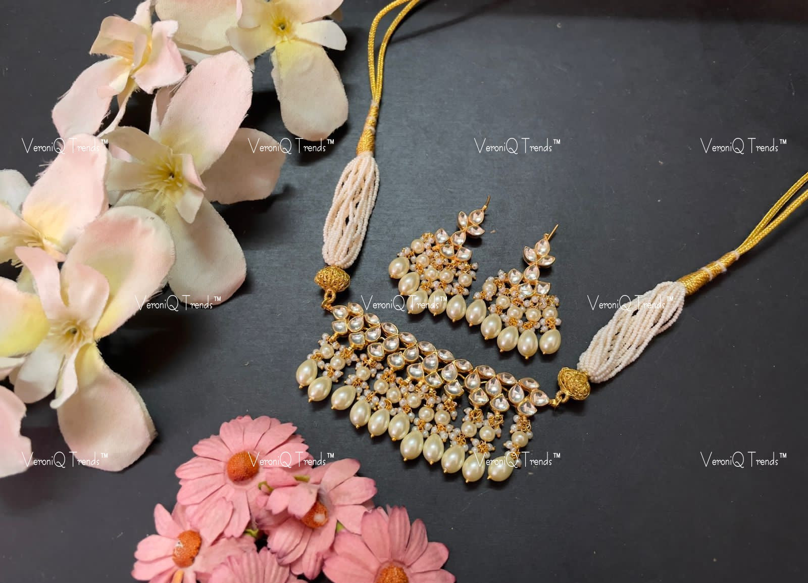 VeroniQ Trends-Elegant Kundan And Pearl Gold Plated Pachi Kundan Choker Necklace Pachi Kundan-Gold Plated-Wedding Jewellery-Punjabi Jewellery-South Indian-Thappa Jewellery