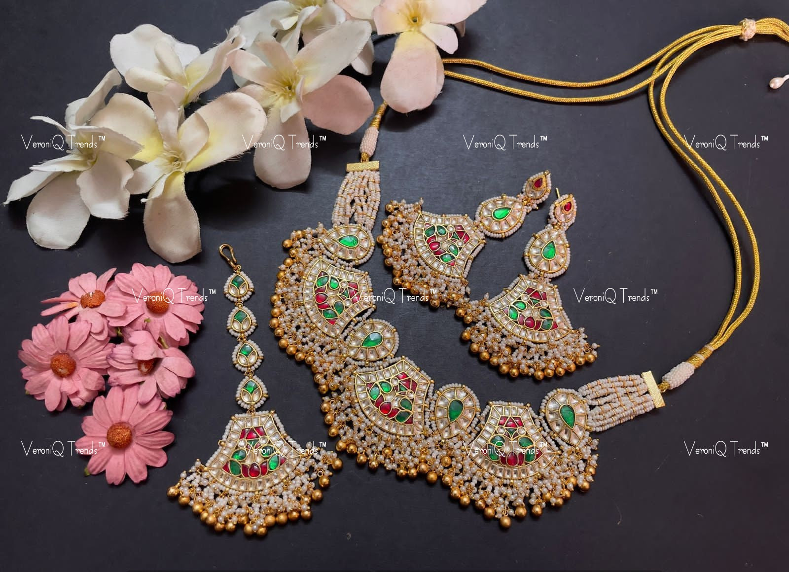 VeroniQ Trends-Bridal Kemp Stone Gold Plated Pachi Kundan Choker Necklace With Maang Tika And Earrings Pachi Kundan-Gold Plated-Wedding Jewellery-Punjabi Jewellery-South Indian-Thappa Jewellery