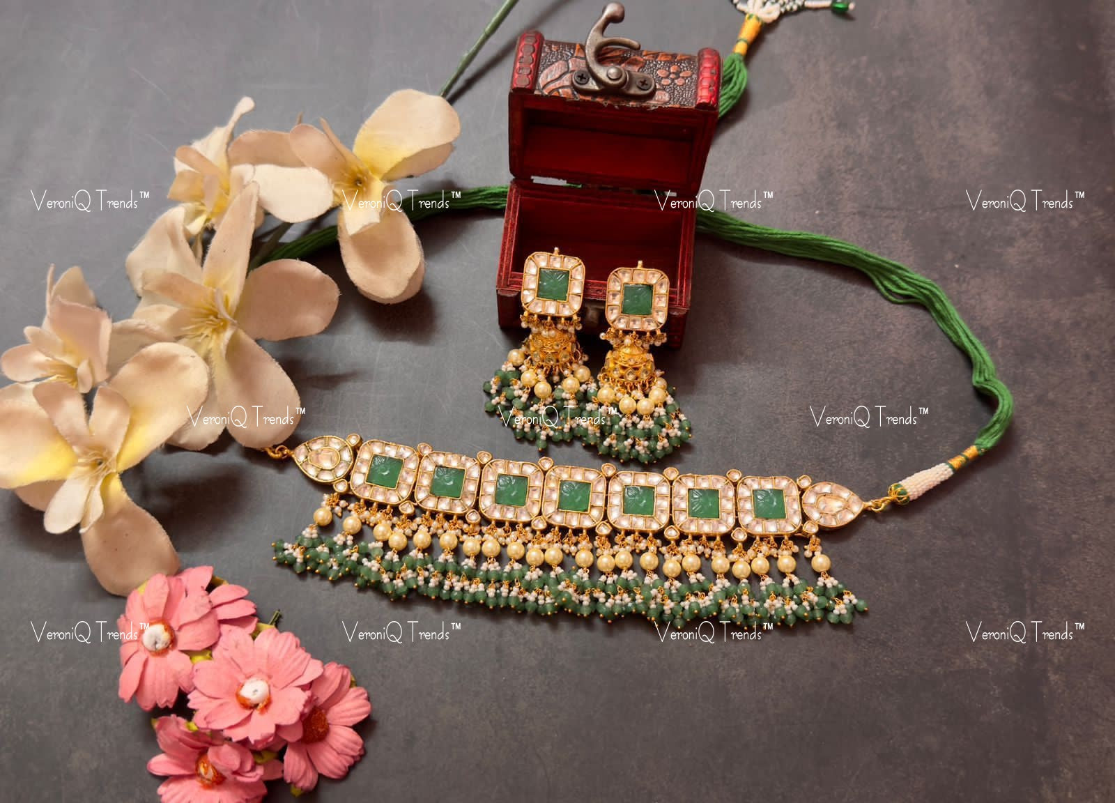 VeroniQ Trends-Traditional Green Stone Pachi Kundan Choker Necklace Pachi Kundan-Gold Plated-Wedding Jewellery-Punjabi Jewellery-South Indian-Thappa Jewellery