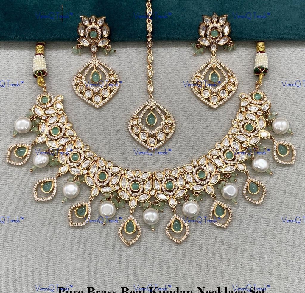 VeroniQ Trends-Beautiful Gold Plated Pearl and Kundan Polki Choker Necklace With Maang Tika and Earrings Kundan-Gold Plated-Wedding Jewellery-Punjabi Jewellery-South Indian-Thappa Jewellery