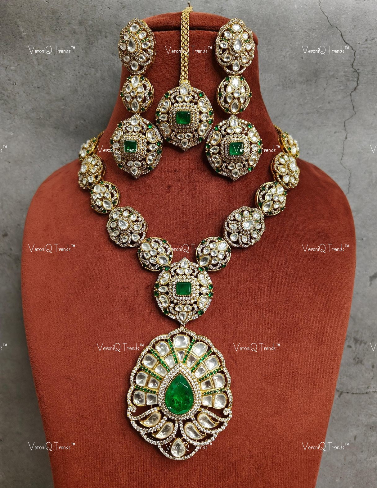 VeroniQ Trends-Victorian Bridal Emerald and Polki Necklace with Earring And Maang Tika Polki-Emerald Stone-Gold Plated-Wedding Jewellery-Punjabi Jewellery-South Indian-Thappa Jewellery